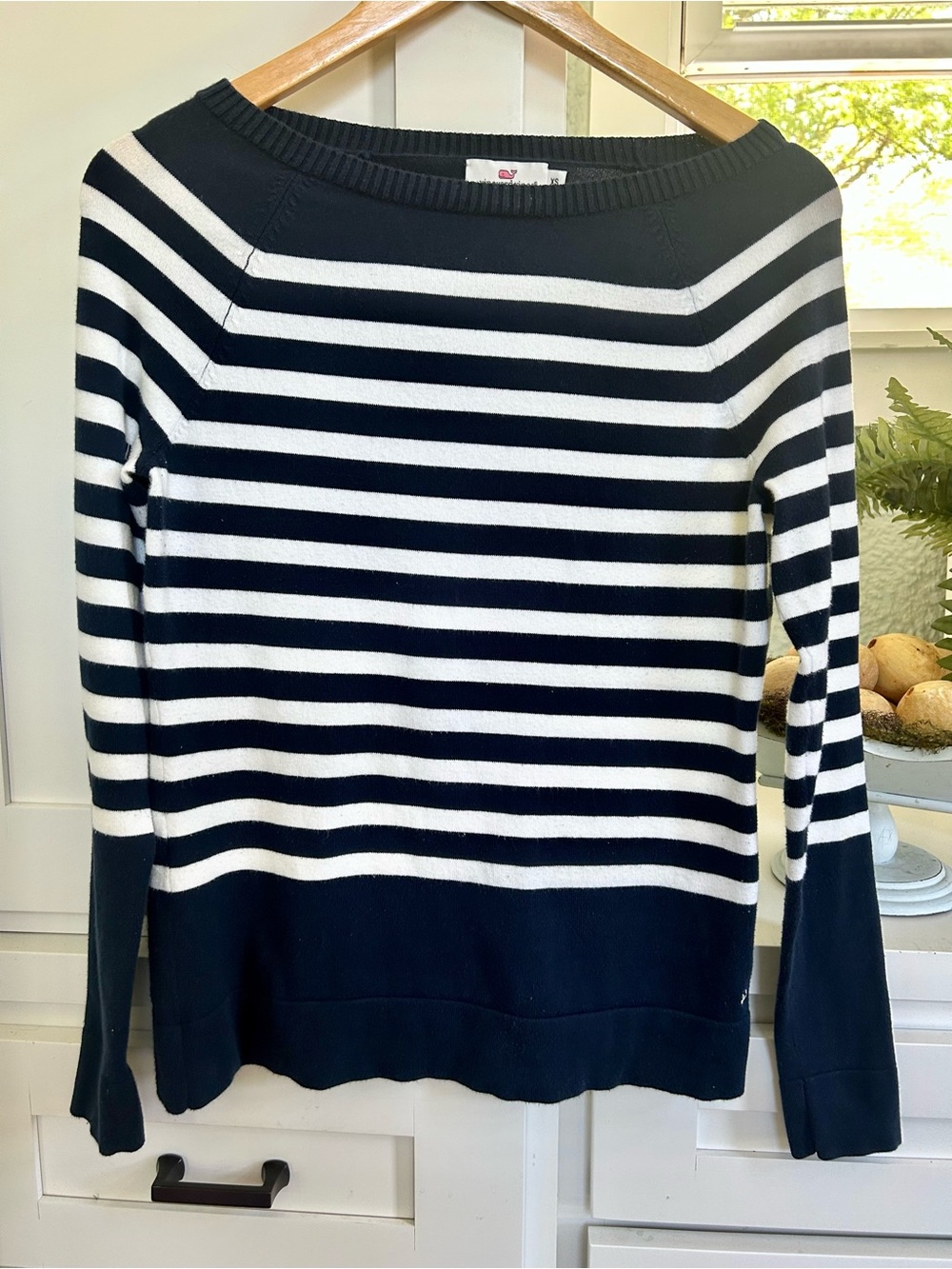 Vineyard Vines Women’s Navy and White Striped Boatneck Sweater. Size XS